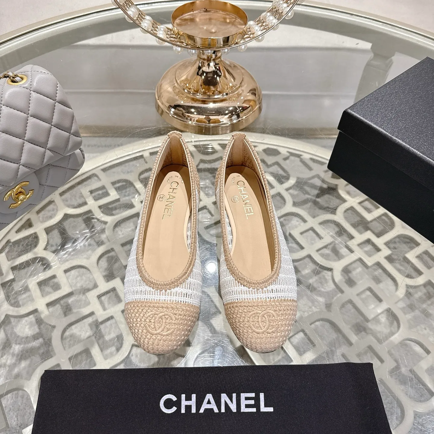 💕💕Factory direct selling price p540💕💕 Chanel 25SS finally releases woven ballet shoes‼ ️ Shoes worthy of their own article, I have to say that they are finally waiting for you! So elegant and chill. Wear it in the summer to enjoy the breeze and walk on the street. Round square toe design. Cute and cute~ The appearance is super online. When you wear it, you will feel like a wealthy daughter. I thought it was good-looking. Only when I put it on my feet do I know how easy it is to wear~ Upper: Exclusive custom-made mesh (comfortable and breathable) Foot pad: Sheepskin Outsole: Genuine leather sole imported from Italy Size: 35-39 (customized at 40.41.42)